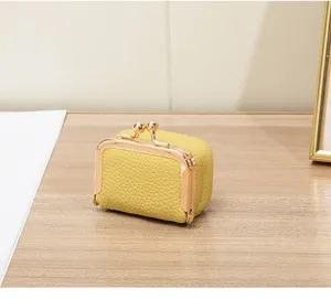 Vue détaillée du petit pochon bijoux en cuir jaune avec son fermoir en métal doré