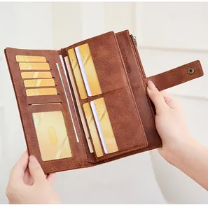 Dettagli interni del portafoglio lungo in pelle marrone vintage con slot per carte e RFID
