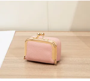 Mini pochette à bijoux en cuir rose grainé avec cadre métallique doré et fermoir à boule
