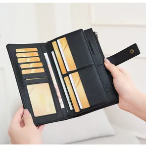 Dettaglio portafoglio donna in pelle nera con fessure per carte e protezione RFID integrata