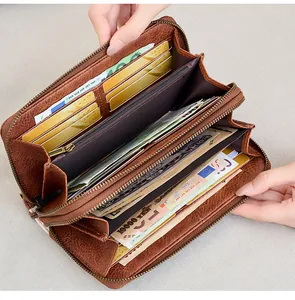 Dettaglio dell'interno del portafoglio RFID con scomparti per carte e doppia zip