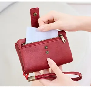 Detail der roten RFID-Geldbörse mit Multi-Slot-Kartenhalter und Kieselleder-Textur