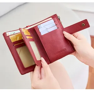 Detaillierte Innenseite einer weinroten RFID Ledergeldbörse mit vielen Kartenfächern