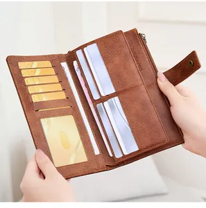 Dettaglio interno del portafoglio RFID marrone con fessure per carte e tasca con zip