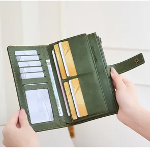 Dettaglio dell'interno del portafoglio in pelle verde con slot per carte e banconote