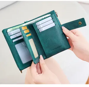 Innenansicht der RFID-Ledergeldbörse mit Kartenfächern und Reißverschlussfach