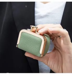 Mini sac à bijoux en cuir grainé vert avec fermoir à baiser et billes dorées