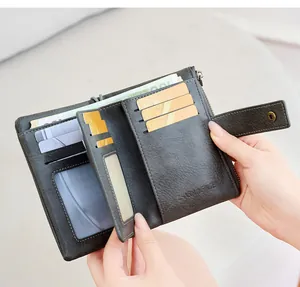 Details der dunkelgrauen dreifach faltbaren Brieftasche mit RFID-Schutz und Kartenfächern