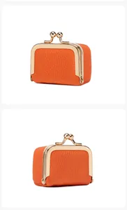 Vue détaillée du mini étui à bijoux en cuir orange avec fermoir doré en métal