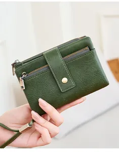 Detail der vintage grünen Lederbrieftasche mit Doppelreißverschluss und Handgelenkschlaufe