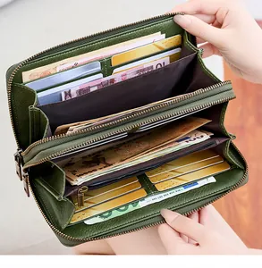 Vista interna del portafoglio verde in pelle RFID con fessure per carte e doppia zip