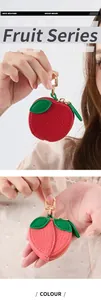 Détail de porte-monnaie en forme de pomme et pêche en cuir avec porte-clés doré chic