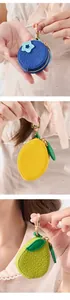 Détail de mini pochettes de fruits en cuir grainé avec fermoirs mousquetons dorés