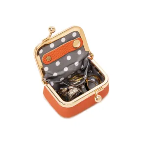 Mini boîte à bijoux en cuir orange avec fermoir métallique et bagues à l'intérieur