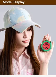 Mini porte-monnaie pastèque en cuir PU avec porte-clés, présenté par un mannequin