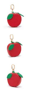 Détail du porte-monnaie pomme rouge en cuir avec crochet doré et fermeture à glissière