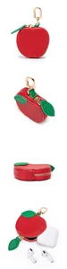 Détail du mini porte-monnaie pomme rouge avec feuille verte et crochet doré