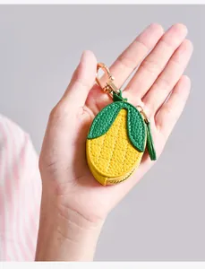 Vue détaillée du mini sac maïs en cuir texturé avec fermoir doré et zip métallique