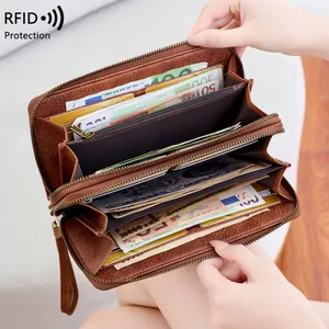 Portafoglio lungo in pelle marrone con blocco RFID, doppia cerniera e cinturino da polso