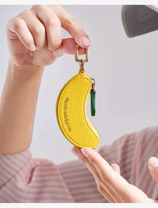 Détail du porte-monnaie en cuir PU en forme de banane avec mousqueton doré et fermeture