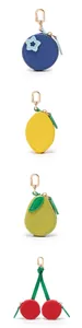 Détail de mini porte-monnaie en cuir en forme de fruits avec mousquetons en métal doré