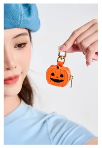 Vista detallada del mini bolso de calabaza en cuero PU con gancho dorado y cremallera