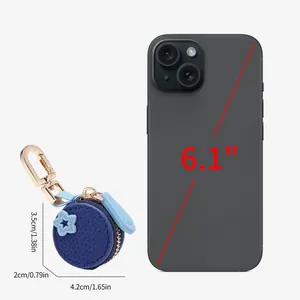 Mini portamonete in pelle azzurra con dimensioni mostrate accanto a uno smartphone 6,1"