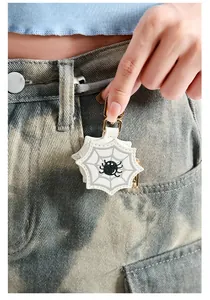 Monedero de telaraña con araña brillante en el cinturón de unos pantalones