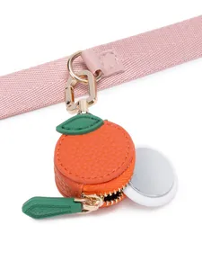 Détail du porte-monnaie orange en cuir avec feuille verte et fermeture à glissière