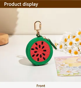 Détail frontal du porte-monnaie pastèque en cuir PU rouge avec fermeture éclair verte