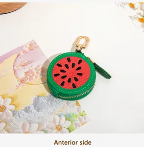 Gros plan du porte-monnaie pastèque avec intérieur rouge et broderies de pépins