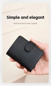 Détail macro du portefeuille fin en fibre de carbone avec blocage RFID pour hommes