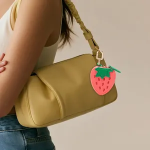 Grazioso portamonete a fragola rosa con foglie verdi e gancio dorato per borsa e chiavi