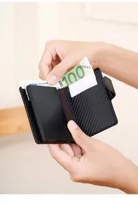 Détails de l'intérieur du portefeuille RFID avec texture carbone et compartiment billets