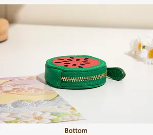 Vue détaillée du bas du porte-monnaie pastèque avec texture cuir de qualité