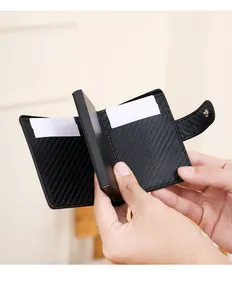 Vue intérieure du portefeuille RFID en carbone avec porte-cartes et fentes latérales