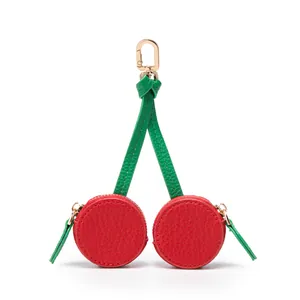 Lindo mini monedero de cereza en cuero granulado rojo con llavero metálico dorado