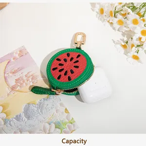 Vue détaillée de la capacité d'un mini sac pastèque avec boîtier d'écouteurs sans fil