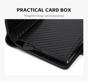 Détail de la texture en fibre de carbone et fentes intérieures du porte-cartes RFID