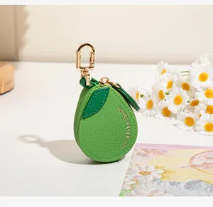 Détail du porte-monnaie avocat en cuir vert avec fermeture éclair et crochet dorés