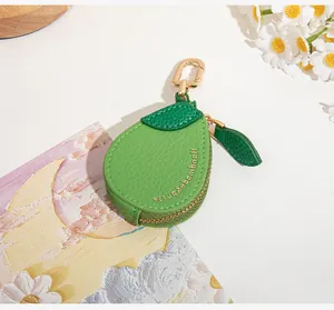 Vue de dessus d'un porte-monnaie en cuir vert avocat en forme de poire avec crochet