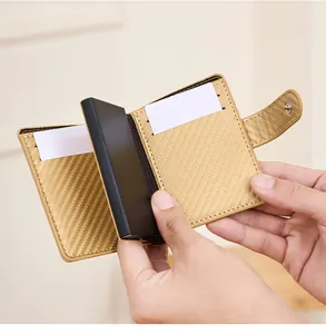 Détail du portefeuille RFID en carbone champagne avec porte-cartes pop-up et fermoir