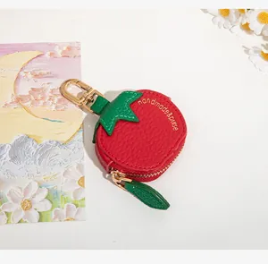 Détail du porte-monnaie fraise en cuir grainé avec mousqueton en métal doré élégant
