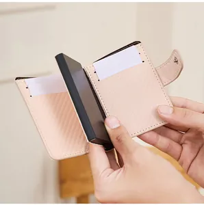 Gros plan du portefeuille RFID en cuir de carbone rose avec porte-carte en métal