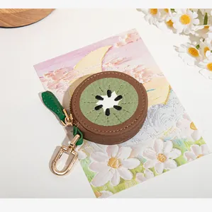 Détail du porte-monnaie en forme de kiwi avec fermeture éclair dorée sur carte d'art