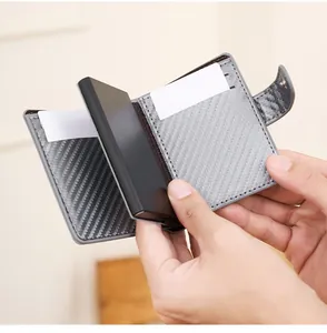 Vue détaillée du portefeuille en fibre de carbone grise avec porte-cartes RFID et bouton-pression