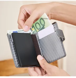 Détail du portefeuille RFID en fibre de carbone avec fentes pour cartes et pince à billets