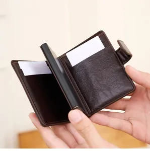 Détail du portefeuille en cuir marron avec porte-cartes automatique en aluminium et bouton