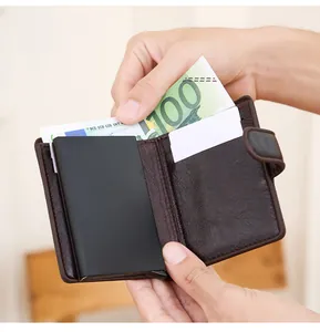 Vue rapprochée du portefeuille RFID en cuir marron avec mécanisme de porte-cartes automatique