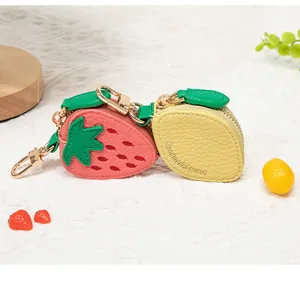 Détail de mini porte-monnaie fraise et citron en similicuir avec attaches dorées